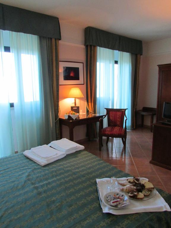 Emmaus Hotel Zafferana Etnea Værelse billede
