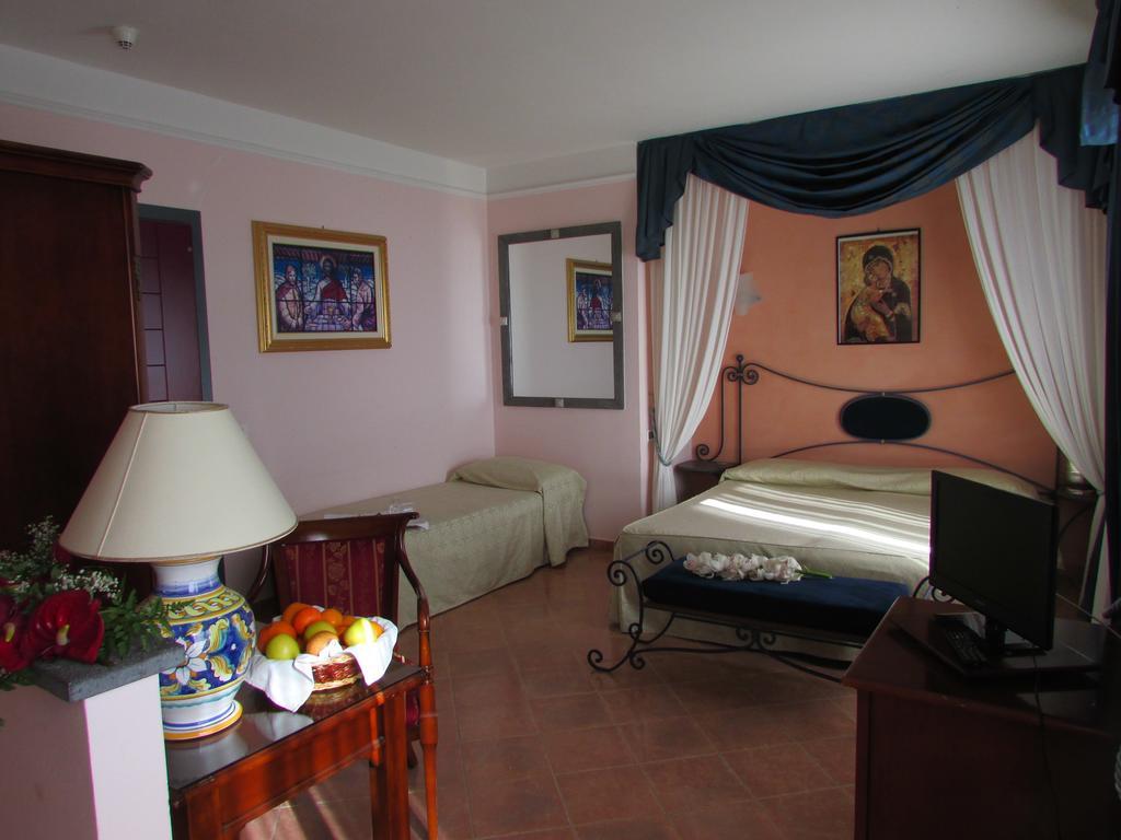 Emmaus Hotel Zafferana Etnea Værelse billede